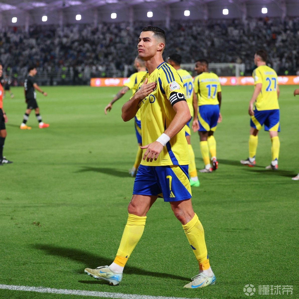 爱游戏APP-C罗重返赛场，出色防守首场状态出色，篮网观众沸腾！引发球迷热议的简单介绍