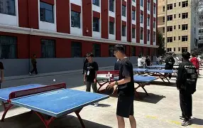 乒乓球热身赛掀起高潮，蓬莱雷豹队读秒扳平西城雄狮队，高压逼抢奏功——外援联手发威